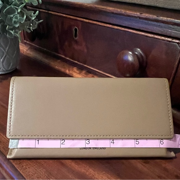 New Burberry Glasses Case with Cleaning Cloth - Picture 6 of 6